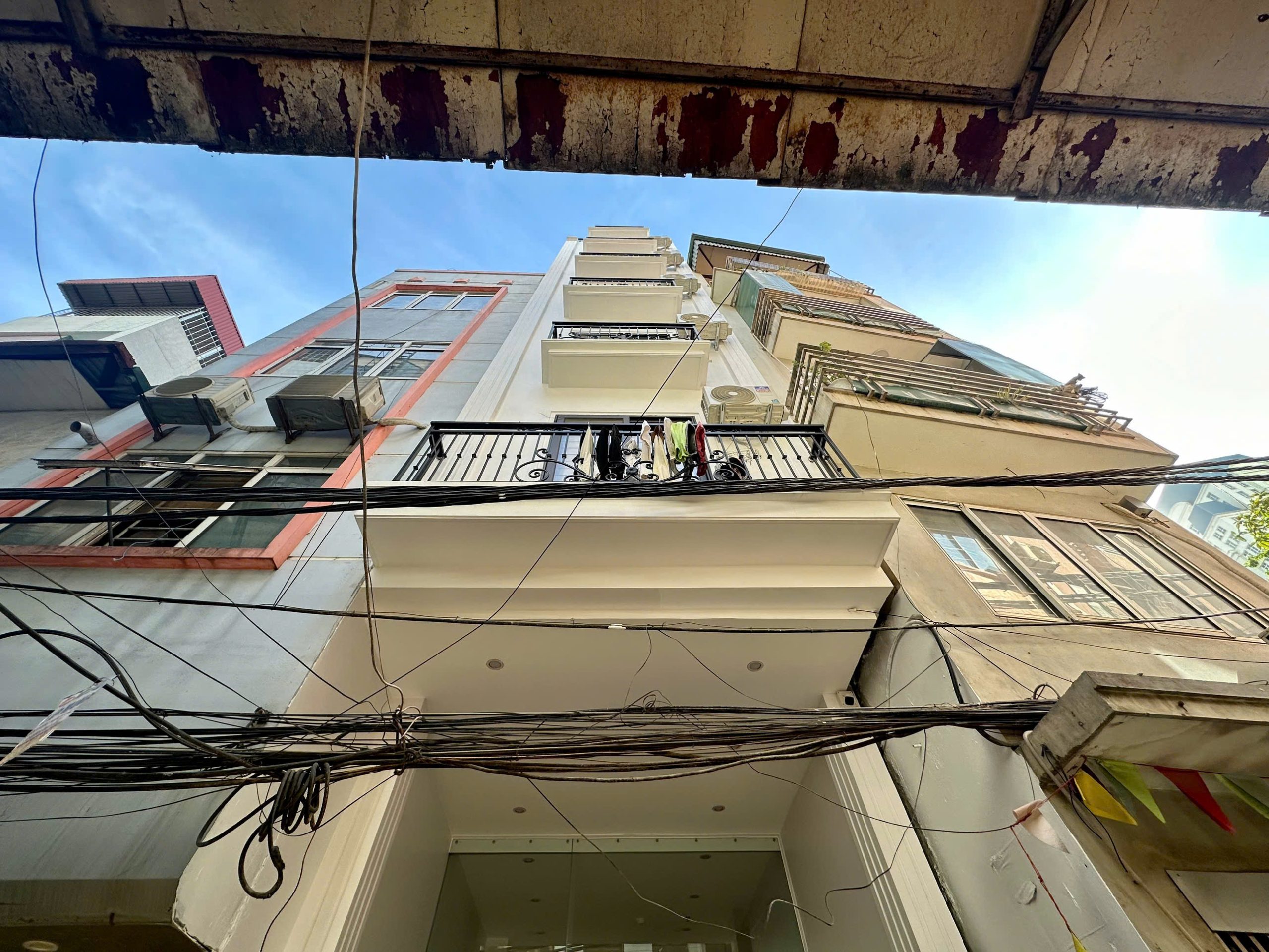(Tin thật 100%) Bán tòa CHDV – Homestay ở phố Mễ Trì – Ô tô vào nhà – Cách phố 35m – DT 1,65 tỷ/năm