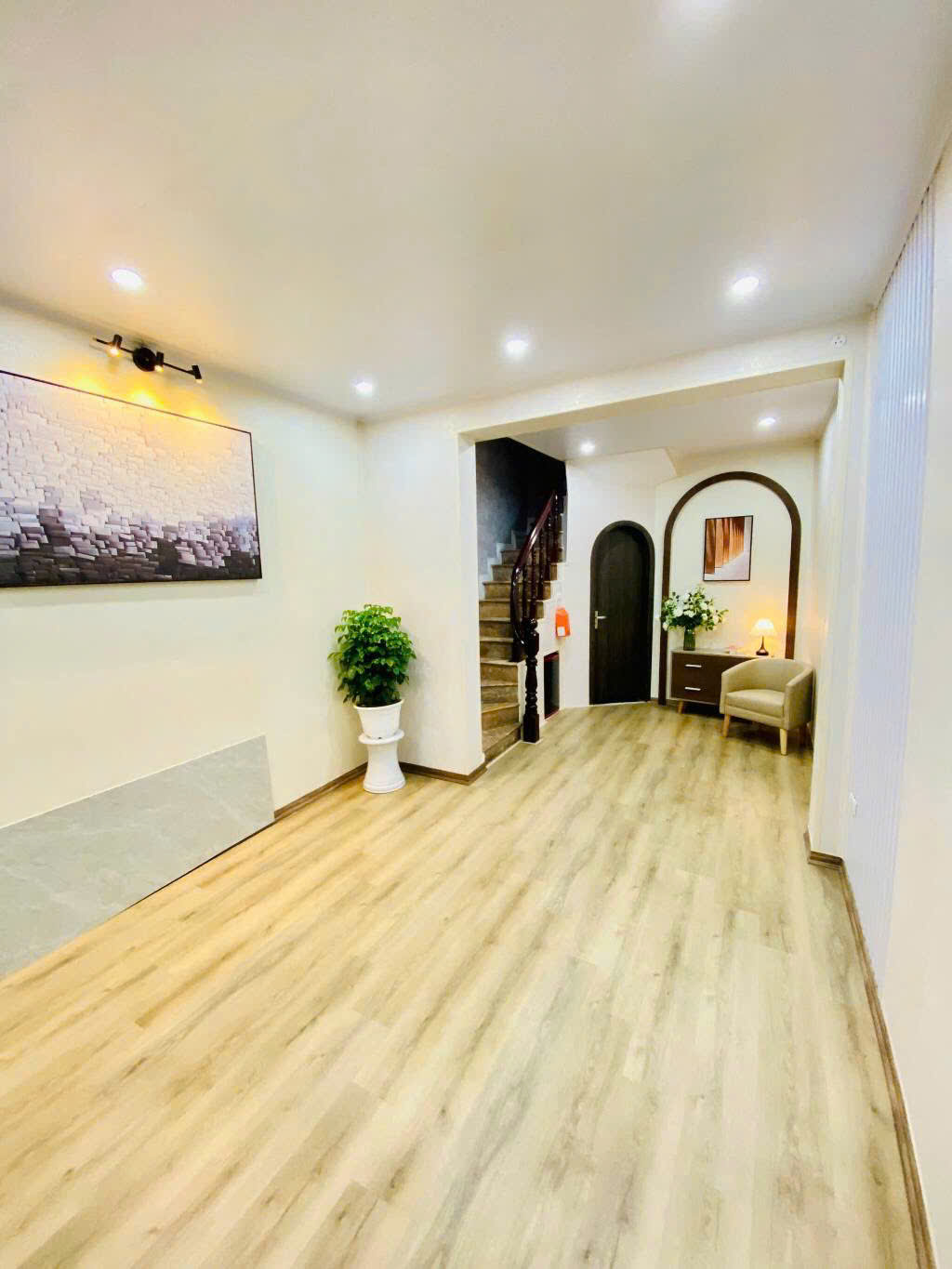 Vũ Hữu Lê Văn Lương – 33m2 – Nhà dân xây chắc chắn – long lanh – Khu vực ngã tư đèn xanh đỏ Khuất Duy Tiến Lê Văn Lương – Mặt tiền rộng 6 m – Phía sau nhà là công viên, vườn hoa – 2 thoáng vĩnh viễn rất mát mẻ