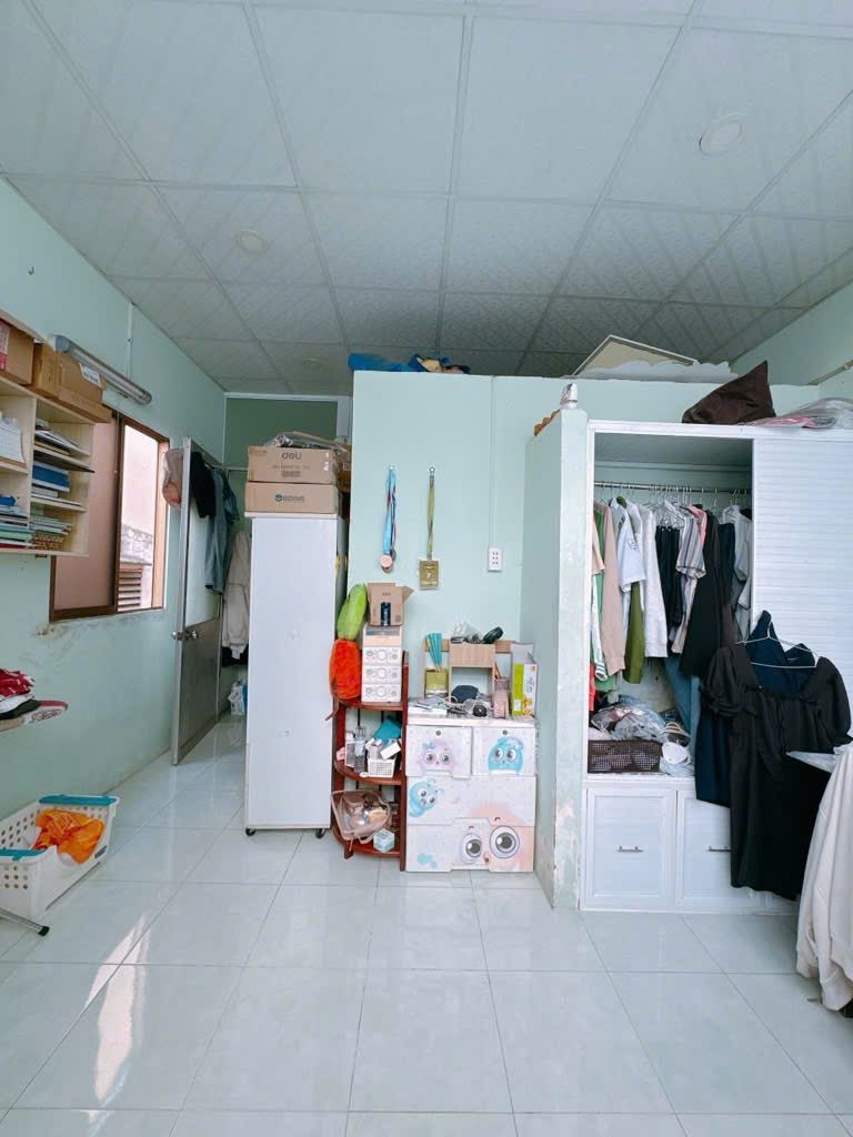 Sát mặt tiền Ngang 3.8 dài 13 nở 4.1 đúc bê tông Q4 có 100 triệu
