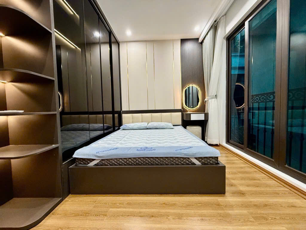 Vũ Hữu Lê Văn Lương – 33m2 – Nhà dân xây chắc chắn – long lanh – Khu vực ngã tư đèn xanh đỏ Khuất Duy Tiến Lê Văn Lương – Mặt tiền rộng 6 m – Phía sau nhà là công viên, vườn hoa – 2 thoáng vĩnh viễn rất mát mẻ