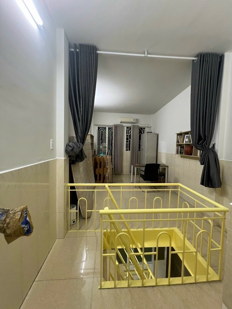 CHỦ THIỆN CHÍ BÁN NHÀ ĐƯỜNG HOÀNG DIỆU-GẦN TRƯỜNG ĐẠI HỌC LUẬT NGUYỄN TẤT THÀNH- QUA PHỐ ĐI BỘ NGUYỄN HUỆ CHƯA ĐẾN 3 PHÚT.