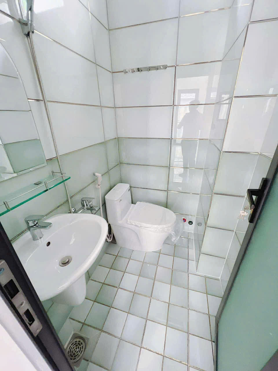 SÁT MẶT TIỀN VĨNH KHÁNH HOÀNG DIỆU VIP Q4 NGANG 3.5 X 4 TẤM CÓ 5 TỎI