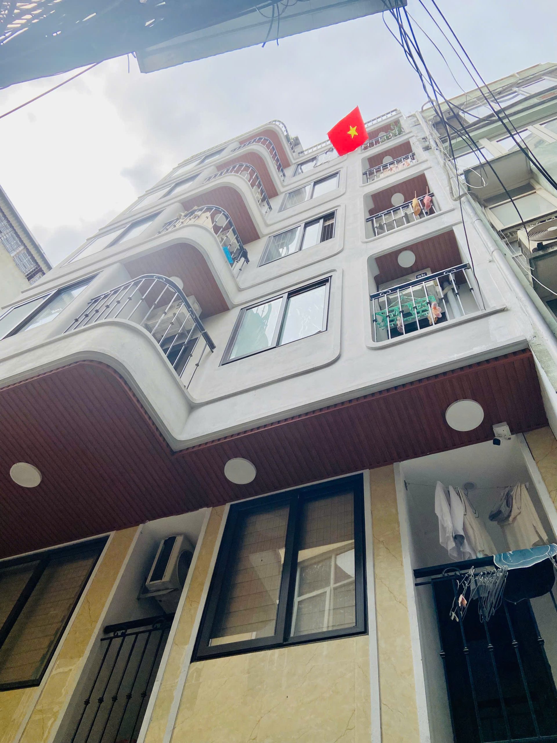 Tòa CCMN 7 tầng phố Trần Thái Tông, Cầu Giấy, dòng tiền 700tr/năm, 45m, mtiền 6m, 9.6 tỷ