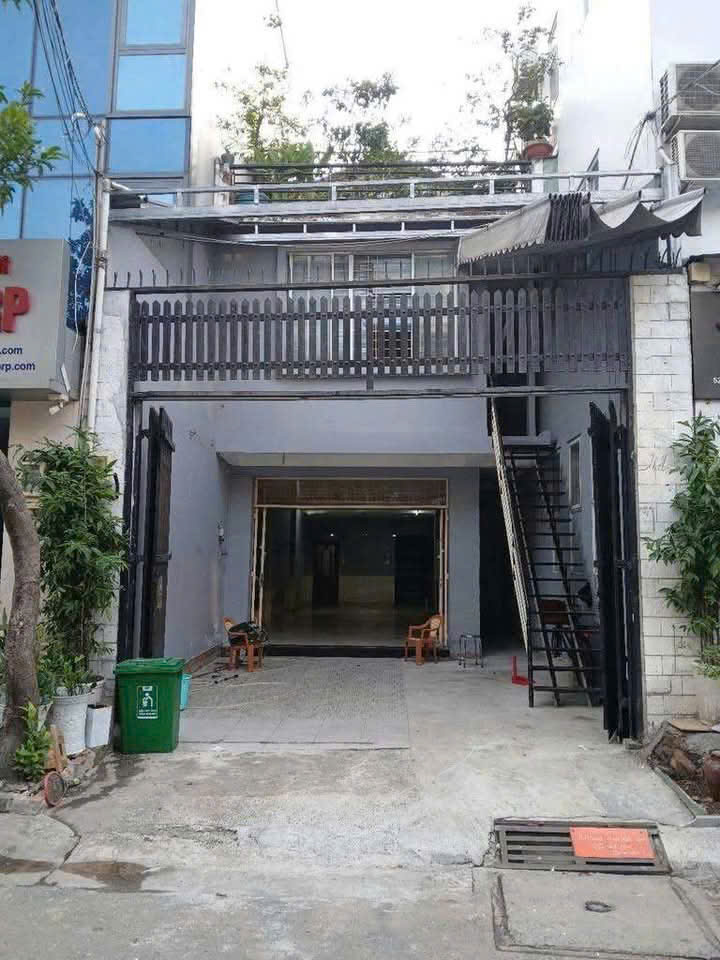 Bình Thạnh ! Cho thuê mặt bằng, diện tích 70m2 ( sảnh 4m x 12m , sân 5m x 5m ) Tel : Lam 09379139 … chính chủ