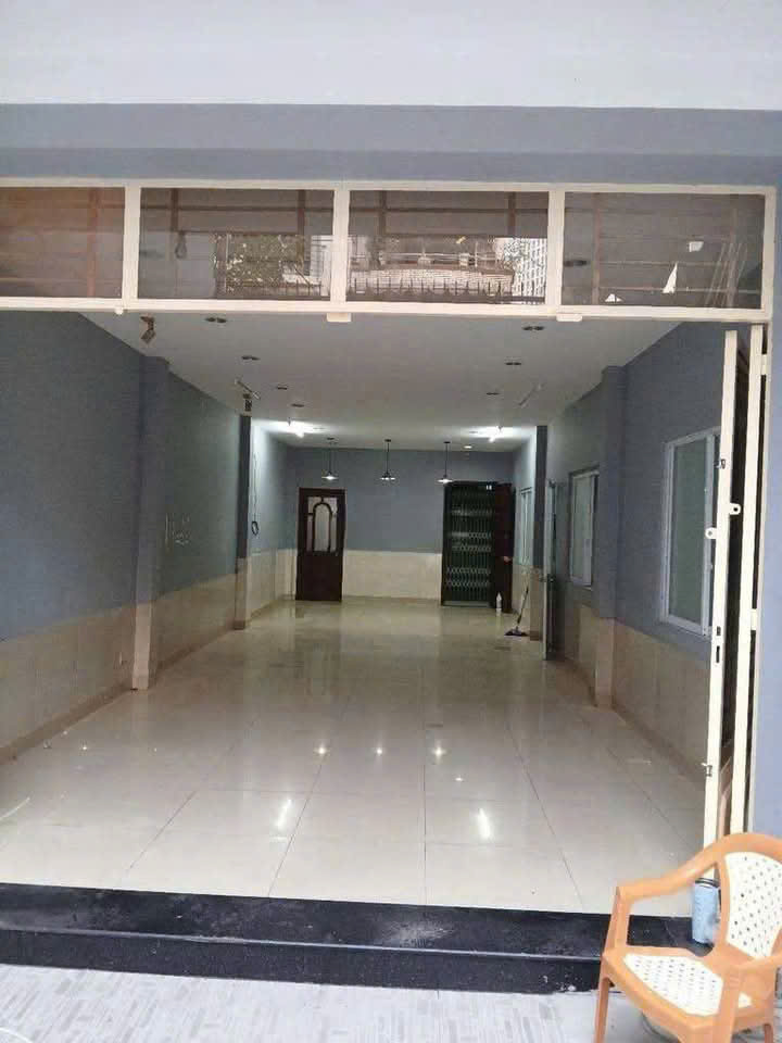 Bình Thạnh ! Cho thuê mặt bằng, diện tích 70m2 ( sảnh 4m x 12m , sân 5m x 5m ) Tel : Lam 09379139 … chính chủ