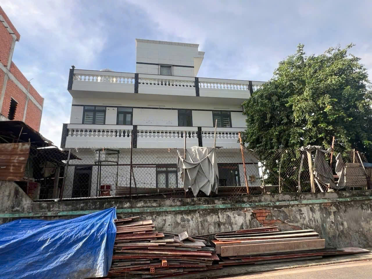 GIẢM 3 TỶ BÁN GẤP BIỆT THỰ VƯỜN (26X39) TÂN XUÂN HÓC MÔN