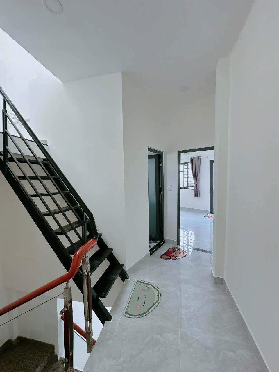SÁT MẶT TIỀN VĨNH KHÁNH Q4 NGANG 3.5 DÀI 14.5 NHÀ MỚI ĐÚC BÊ TÔNG 100 TRIÊU M