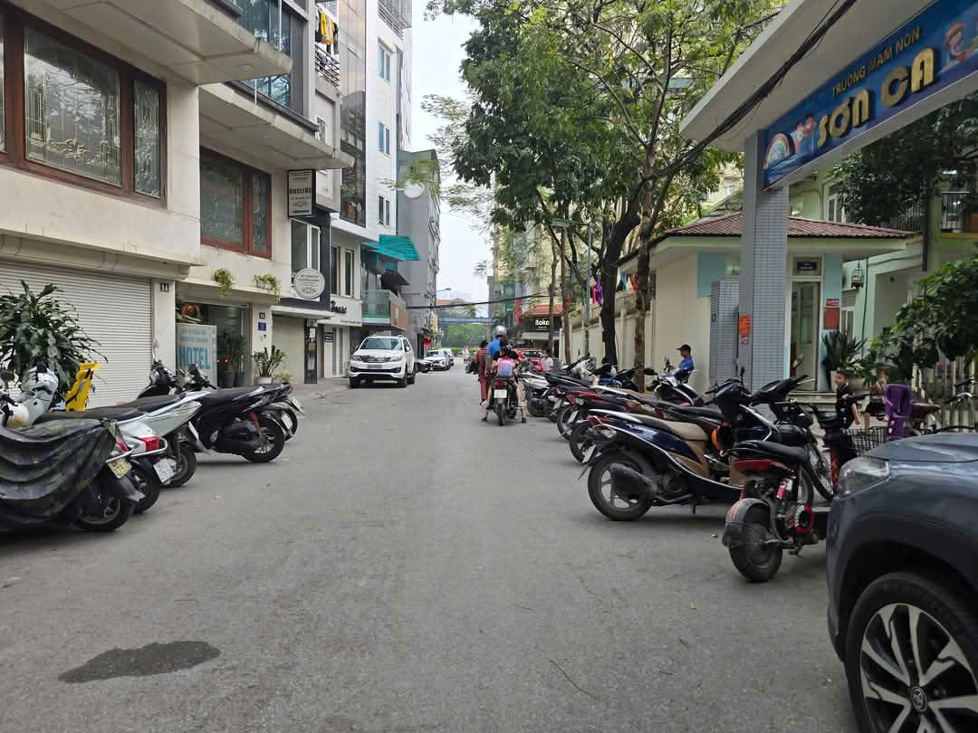 Nguyễn Chánh! Phân lô ô tô tránh vỉa hè rộng, kinh doanh ngày đêm sầm uất, 2 thoáng, vài bước ra mặt phố.