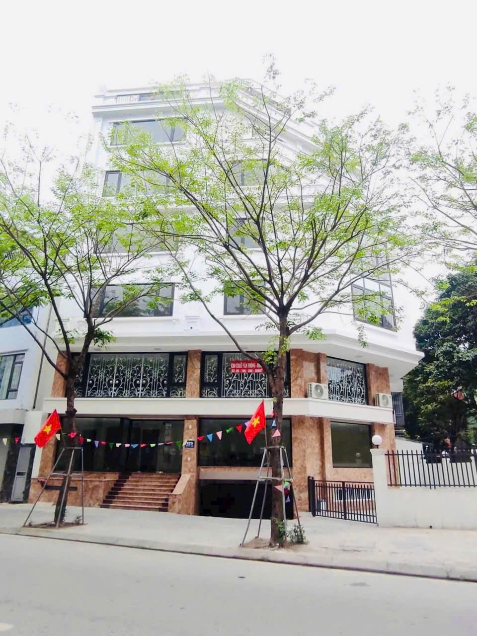 💥TOÀ VĂN PHÒNG HẠNG A MẶT PHỐ PHẠM VĂN ĐỒNG – LÔ GÓC, VỈA HÈ Ô TÔ TRÁNH, KINH DOANH – PCCC, HOÀN CÔNG ĐẦY ĐỦ – DÒNG TIỀN CỰC LỚN.