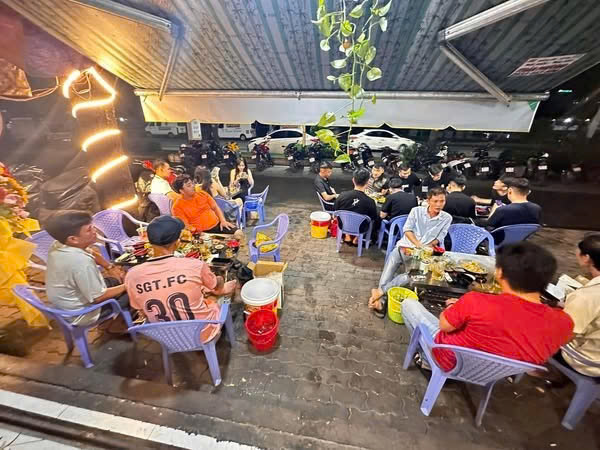 CHÍNH CHỦ SANG NHƯỢNG QUÁN ỐC Địa chỉ: Mặt tiền đường 15B, Quận 7, đối diện Chung cư Viva Plaza.