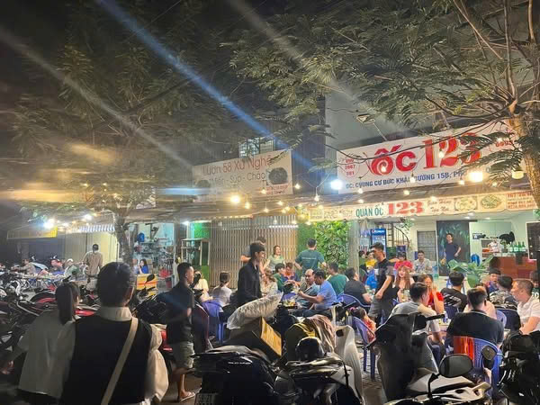 CHÍNH CHỦ SANG NHƯỢNG QUÁN ỐC Địa chỉ: Mặt tiền đường 15B, Quận 7, đối diện Chung cư Viva Plaza.
