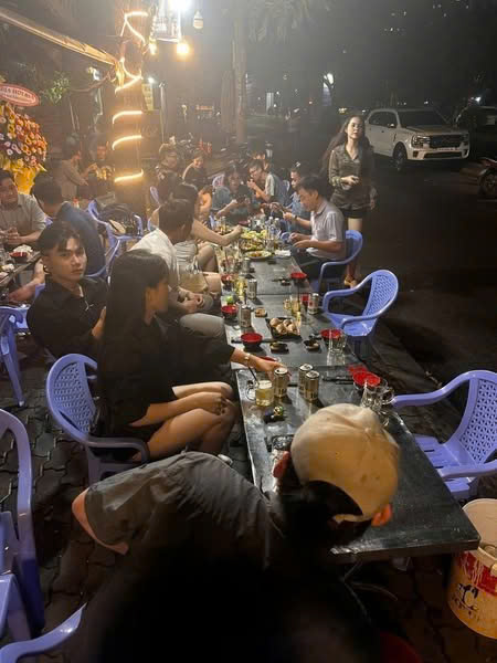 CHÍNH CHỦ SANG NHƯỢNG QUÁN ỐC Địa chỉ: Mặt tiền đường 15B, Quận 7, đối diện Chung cư Viva Plaza.