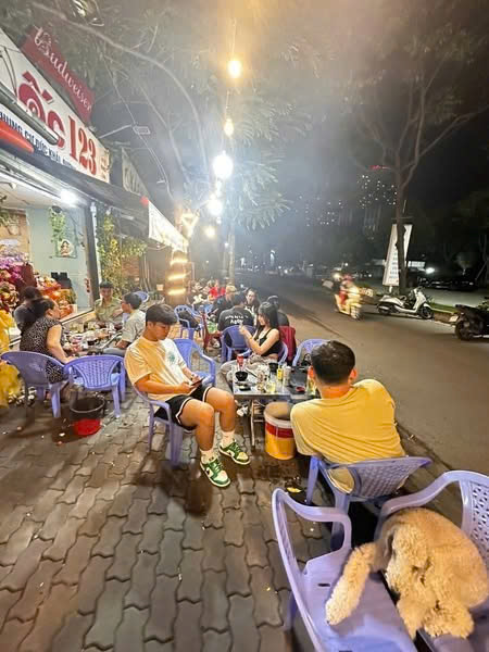 CHÍNH CHỦ SANG NHƯỢNG QUÁN ỐC Địa chỉ: Mặt tiền đường 15B, Quận 7, đối diện Chung cư Viva Plaza.