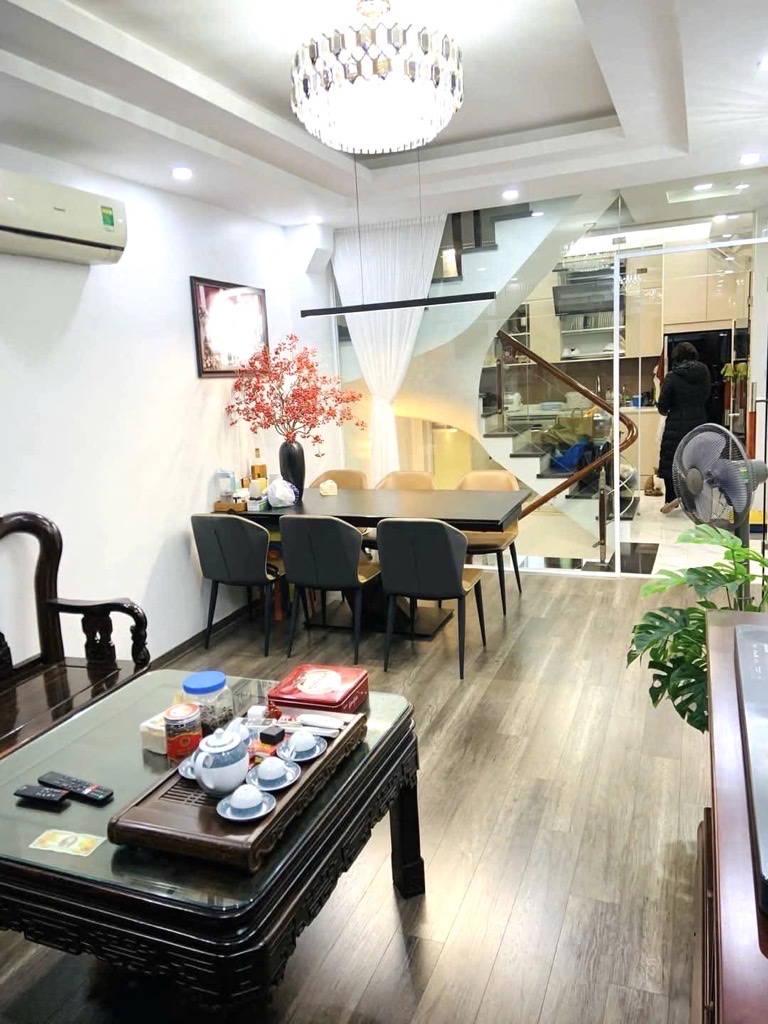 YÊN HÒA 42M-13,5 TỶ-10M RA PHỐ,Ô TÔ ĐỖ CỬA,2 THOÁNG,NỘI THẤT XỊN,SỔ VUÔNG ĐẸP
