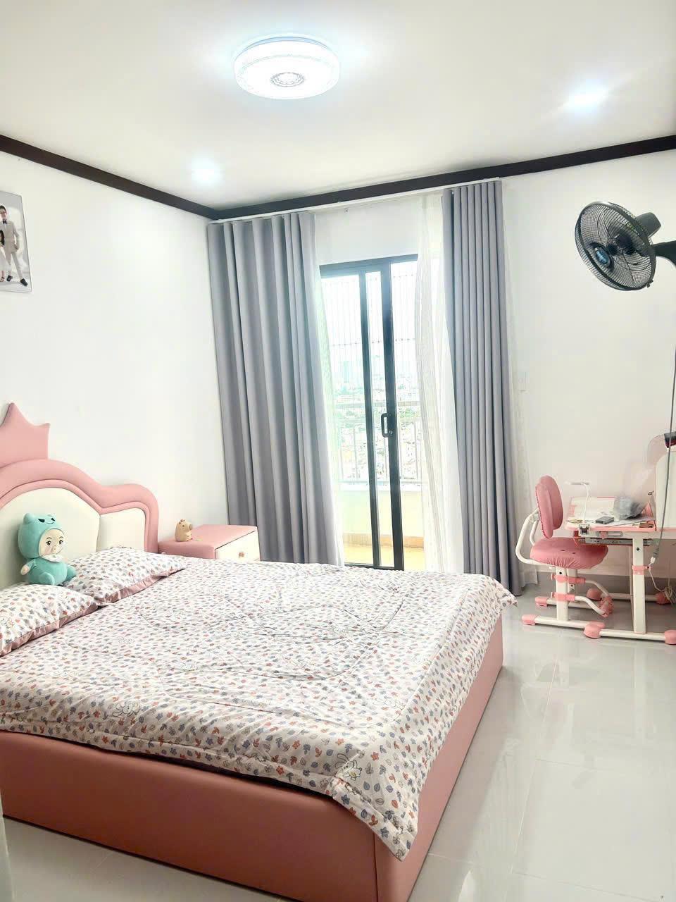 Cơ hội vàng! Bán gấp căn hộ 131m2, 3PN, tầng 18, view đẹp, sổ hồng, Q7, giá chỉ 4.6 tỷ, đường Trần Xuân Soạn, hướng Đông Nam, Quốc Cường Gia Lai 1.