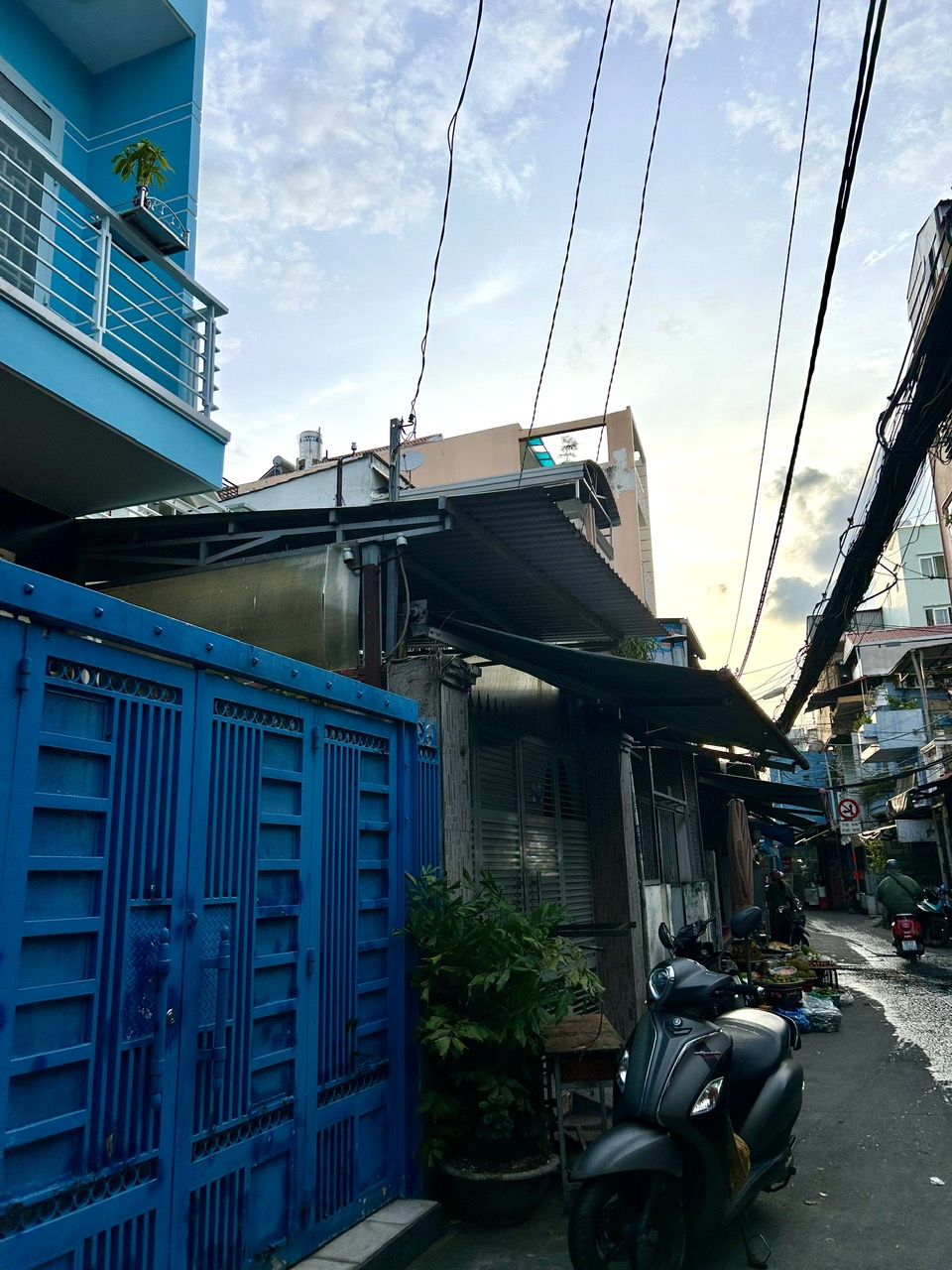 NHÀ MẶT TIỀN ĐOÀN VĂN BƠ -THÔNG RA XÓM CHIÊU- NGUYỄN TÂT THÀNH- QUA PHỐ ĐI BỘ NGUYỄN HUỆ CHỈ 2 PHÚT.