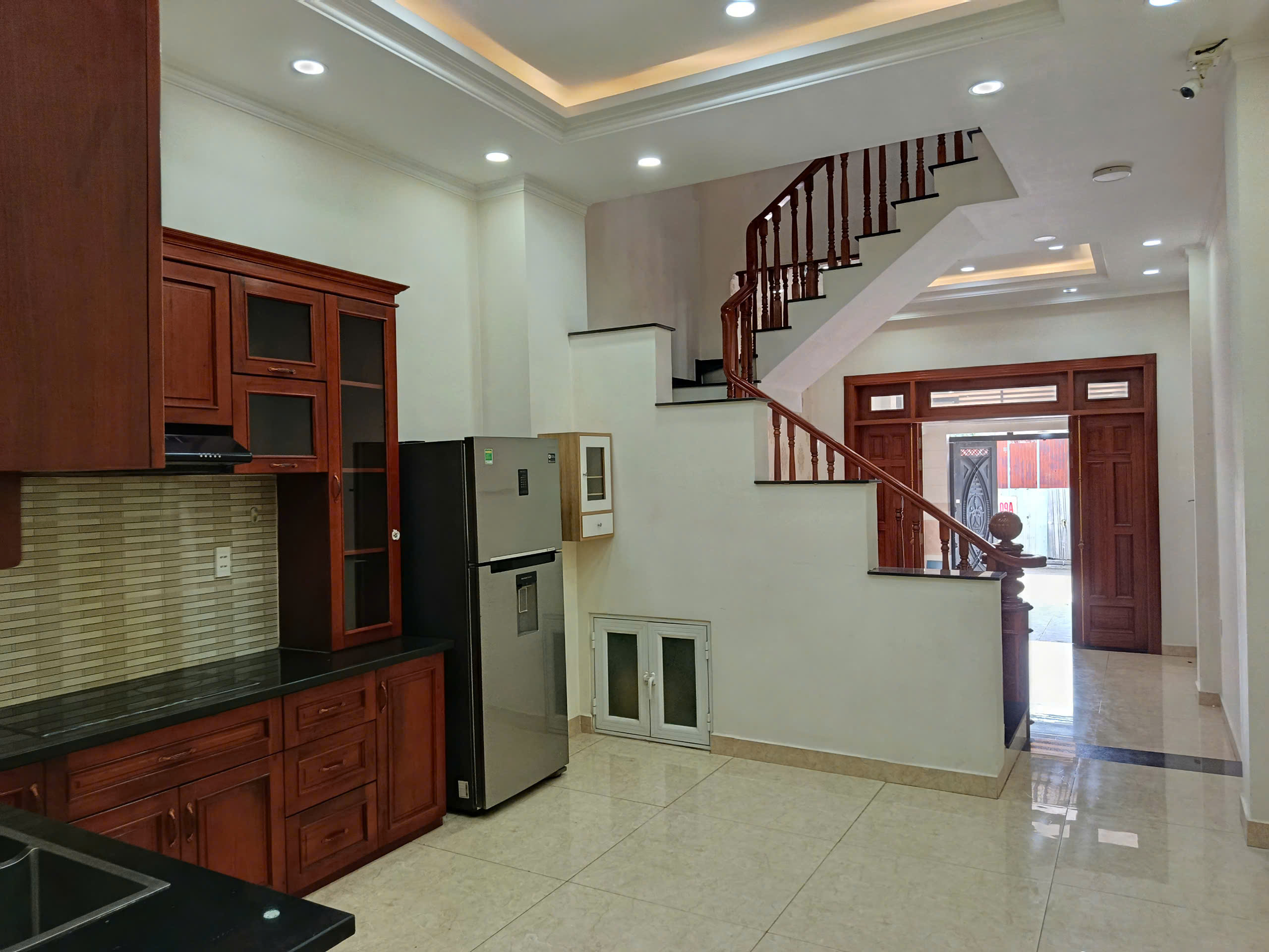 Bán nhà 3 tầng có sân đậu xe hơi trong nhà, hẻm 109 Hiệp Bình, ngay chợ Hiệp Bình – HBC – Thủ Đức