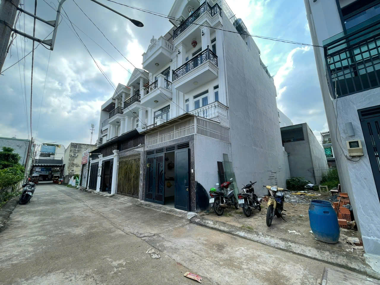 Bán nhà 3 tầng có sân đậu xe hơi trong nhà, hẻm 109 Hiệp Bình, ngay chợ Hiệp Bình – HBC – Thủ Đức