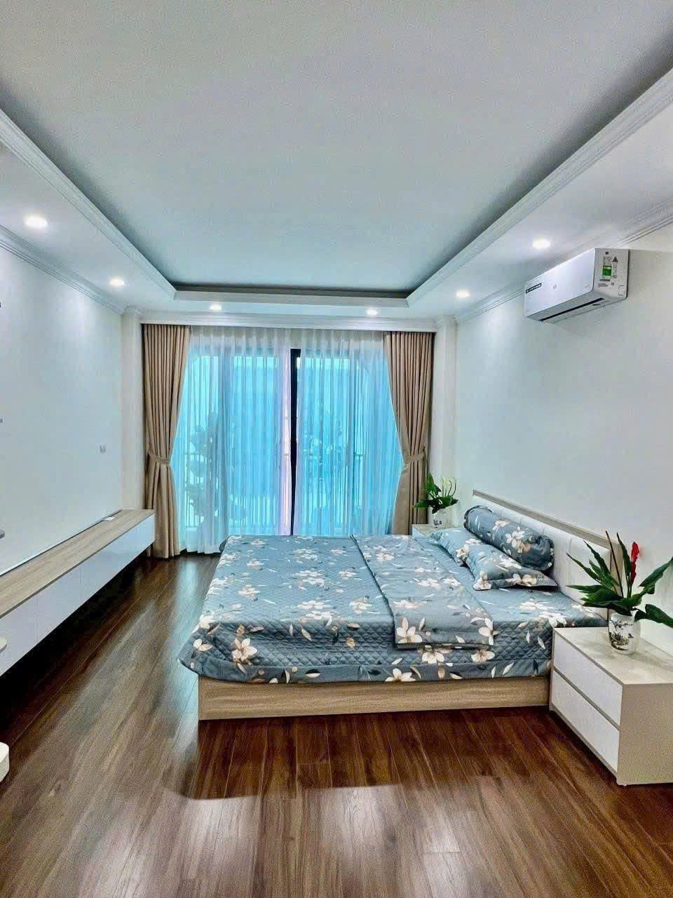 Bán nhà Đội Cấn, 7 tầng thang máy,ô tô vào nhà chỉ 14 tỷ
