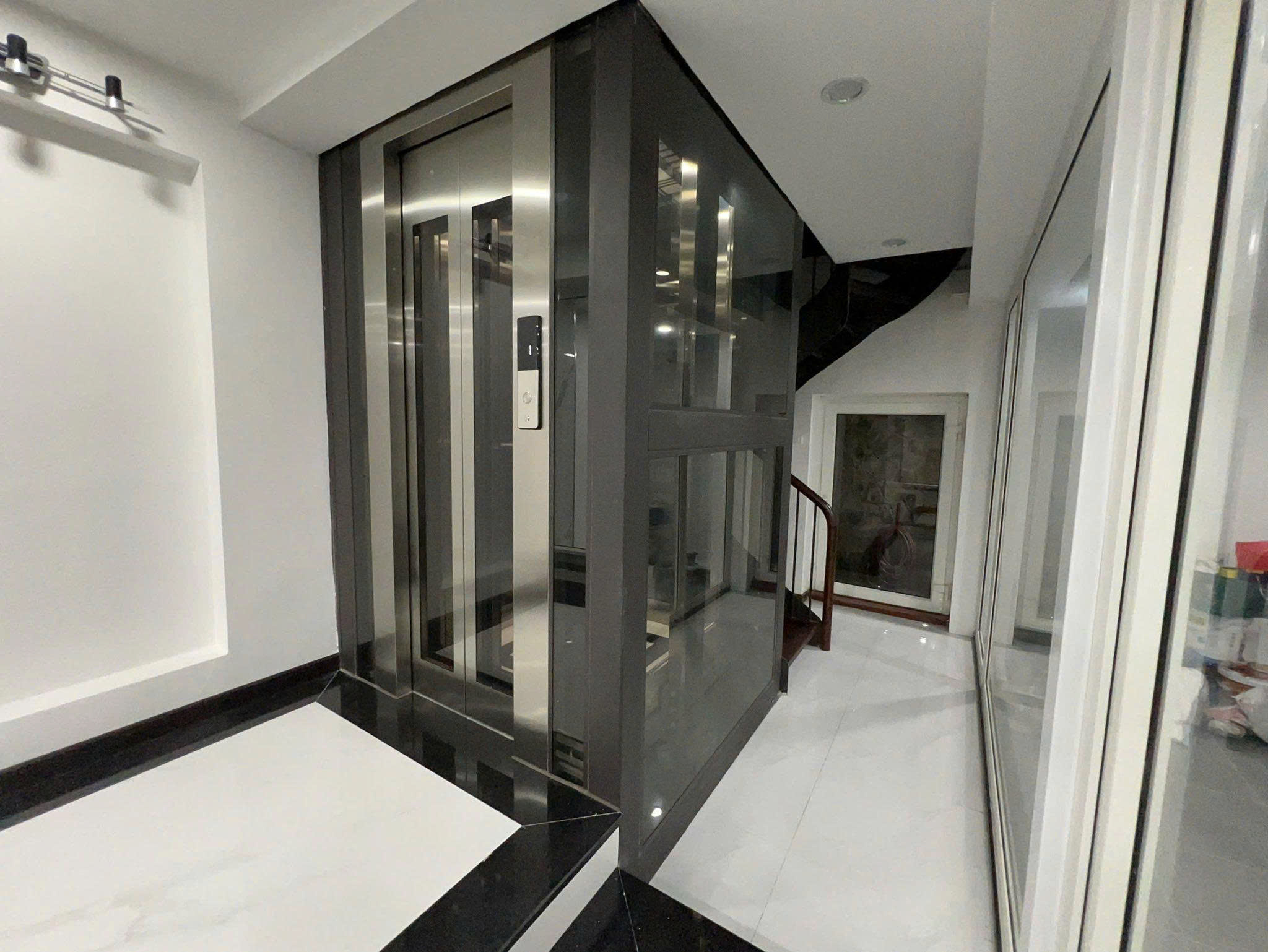 Bán biệt thự khu VIP Tây Hồ – 100m – 6 tầng thang máy – 2 ô tô trong nhà – chỉ 30 tỷ