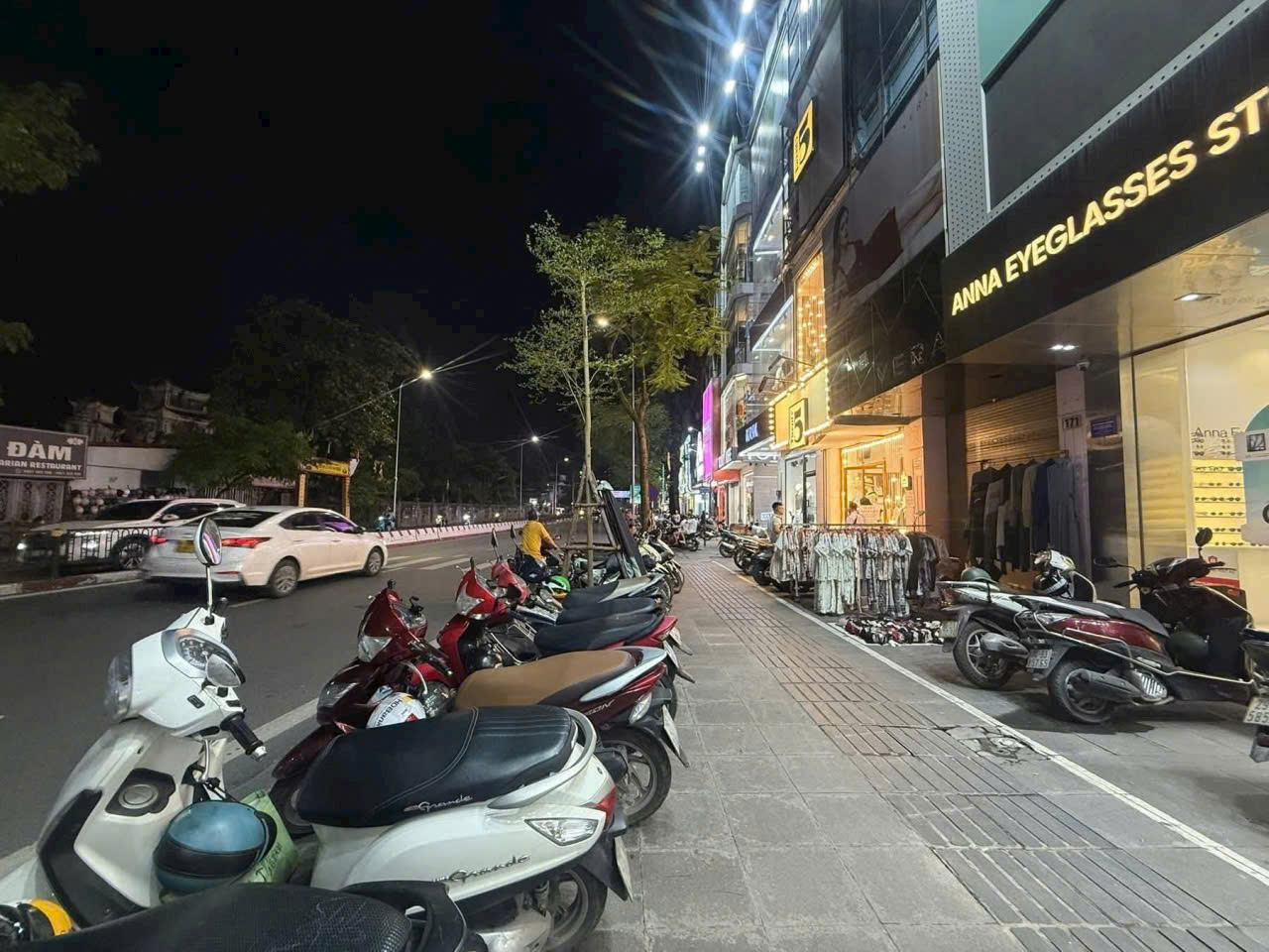 MẶT PHỐ CHÙA BỘC SIÊU VIP. DIỆN TÍCH 45M NHÀ 5 TẦNG CHỦ BÁN NHANH 42 TỶ. – 2 MẶT – KINH DOANH SẦM UẤT – VỈA HÈ RỘNG