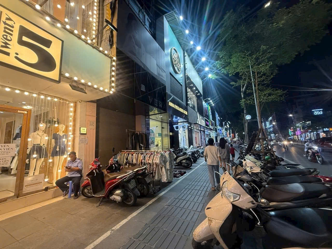 MẶT PHỐ CHÙA BỘC SIÊU VIP. DIỆN TÍCH 45M NHÀ 5 TẦNG CHỦ BÁN NHANH 42 TỶ. – 2 MẶT – KINH DOANH SẦM UẤT – VỈA HÈ RỘNG