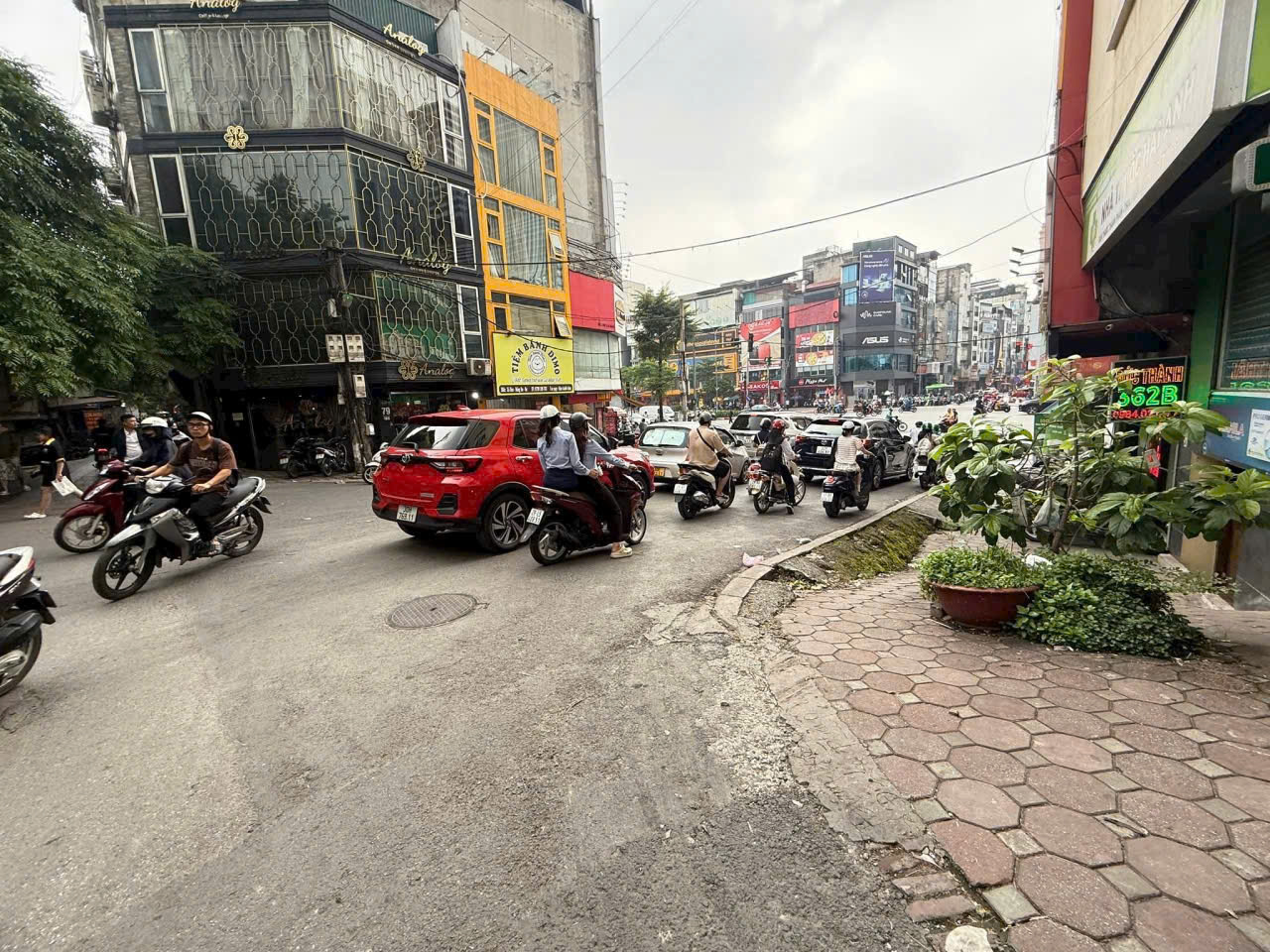 MẶT PHỐ LA THÀNH – KINH DOANH – TOÀ VĂN PHÒNG – TRUNG TÂM – 1 HẦM 10 NỔI- THANG MÁY. Nhà bán nằm trên Mặt phố Đê La Thành, cách Trung Phụng, Xã Đàn vài bước chân. Gần nhà là bãi xe rộng tương lai sẽ là vườn hoa cây xanh. Khu vực kinh doanh sầm uất, giao thông thuận tiện.