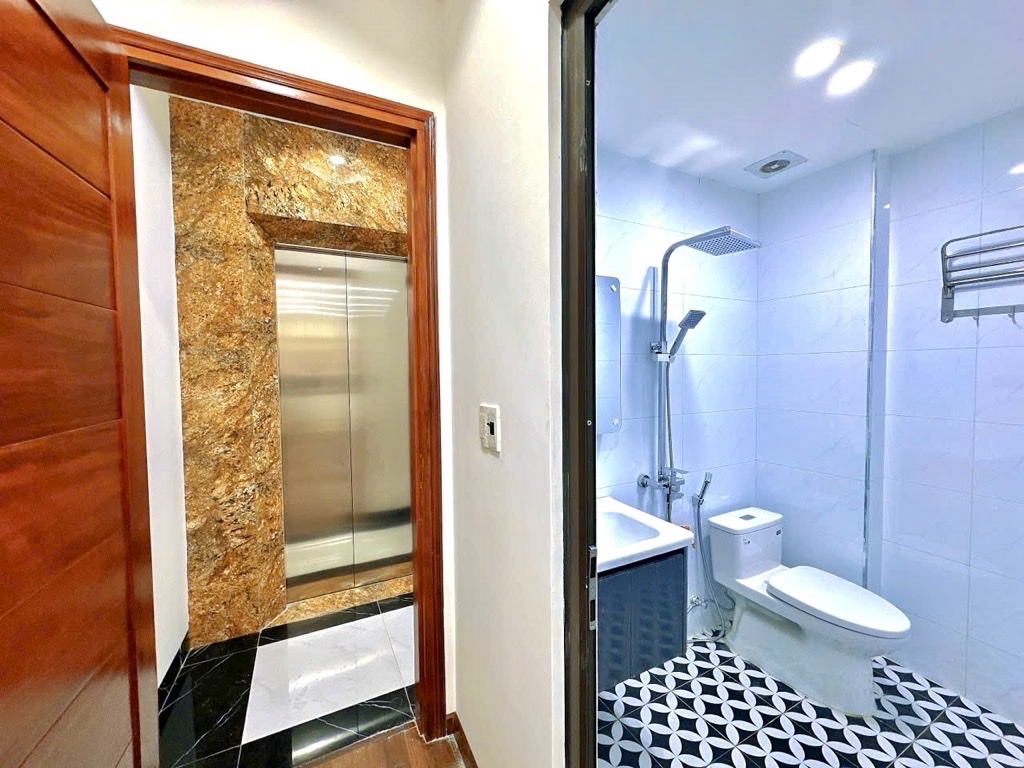 XUÂN THỦY 35M GIÁ 11,9 TỶ,20M Ô TÔ TRÁNH,NGÕ THÔNG,THANG MÁY,FULL NỘI THẤT