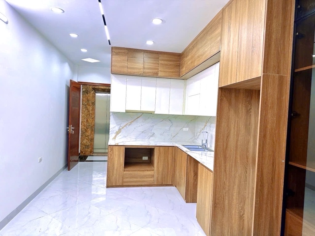 XUÂN THỦY 35M GIÁ 11,9 TỶ,20M Ô TÔ TRÁNH,NGÕ THÔNG,THANG MÁY,FULL NỘI THẤT