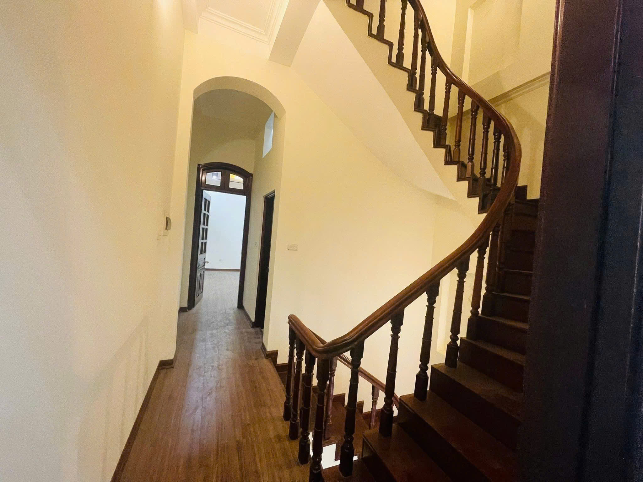 HOÀNG CẦU – 2 MẶT NGÕ Ô TÔ – KINH DOANH – DT 57m² 4 tầng MT 3.9m 26.5 tỷ