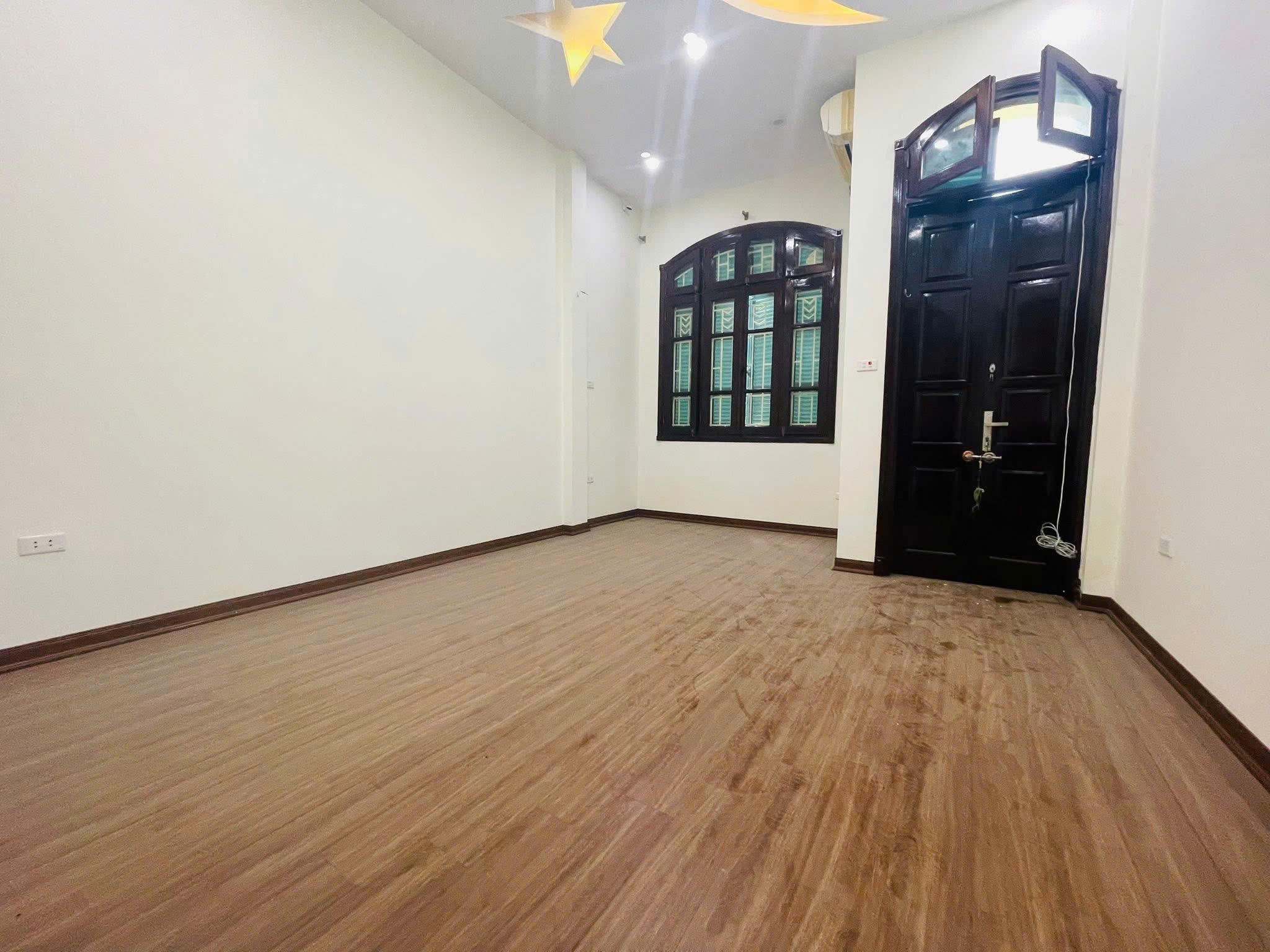 HOÀNG CẦU – 2 MẶT NGÕ Ô TÔ – KINH DOANH – DT 57m² 4 tầng MT 3.9m 26.5 tỷ