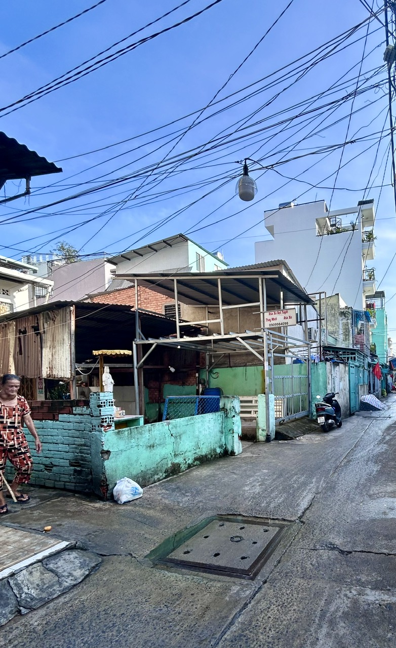 NHÀ CĂP 4- NGANG LỚN 10M- NGYA TRUNG TÂM HÀNH CHÍNH QUẬN- ĐƯỜNG ĐOÀN VĂN BƠ- THÔNG RA XÓM CHIẾU, TÔN ĐẢN, NGUYỄN TÂT THÀNH.