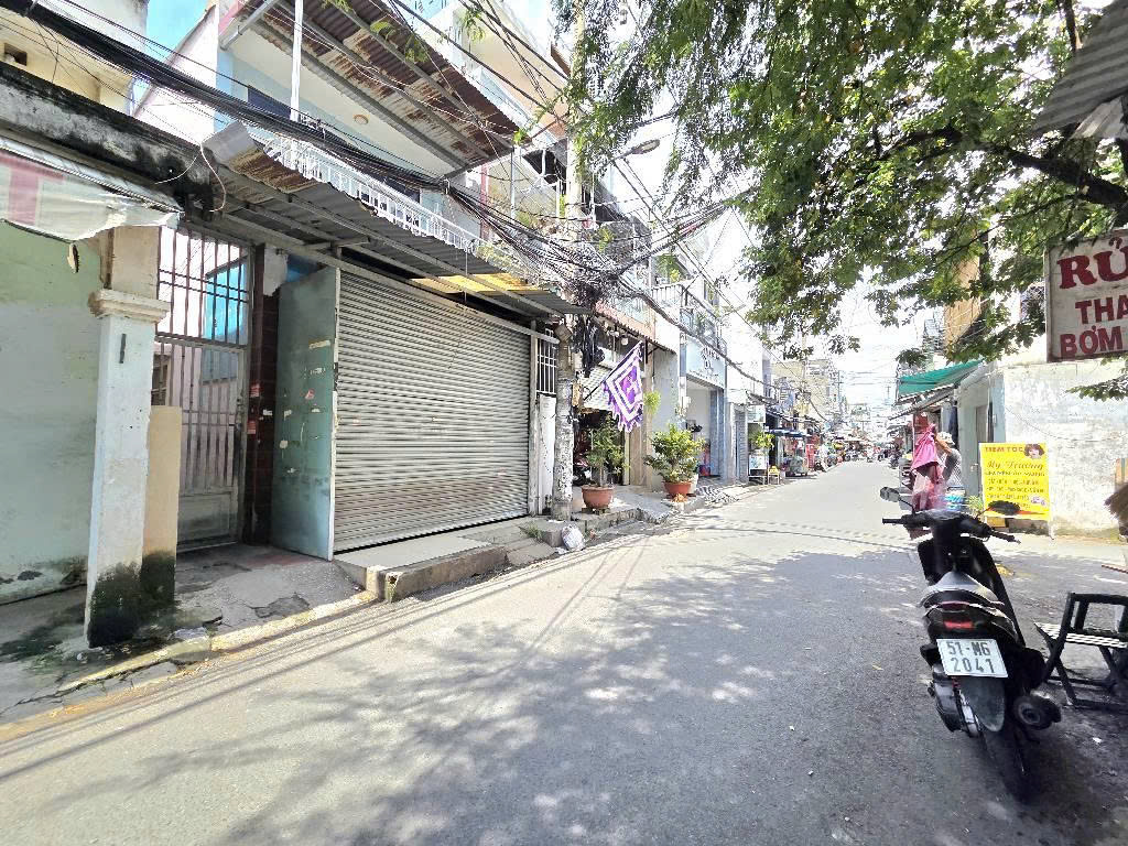 HẺM XE TẢI THÔNG F9 GV – BÁN ĐẤT TẶNG NHÀ, THUÊ 20 TR/TH, 126M2 (5,3×23) – KHU KINH DOANH TỐT
