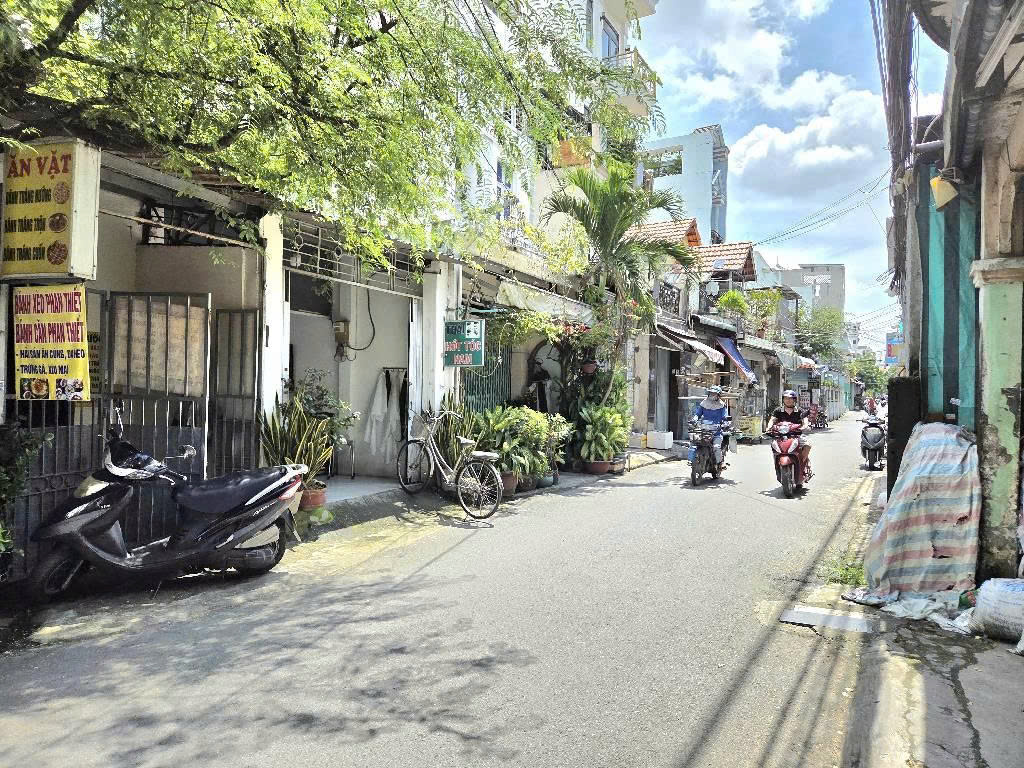 HẺM XE TẢI THÔNG F9 GV – BÁN ĐẤT TẶNG NHÀ, THUÊ 20 TR/TH, 126M2 (5,3×23) – KHU KINH DOANH TỐT