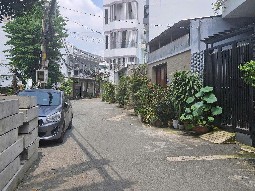 Vị trí siêu đỉnh, lô góc 3 mặt tiền xe tải tránh, tiện mua ở ,làm văn phòng trụ sở công ty 98 m2 chỉ 9 tỷ