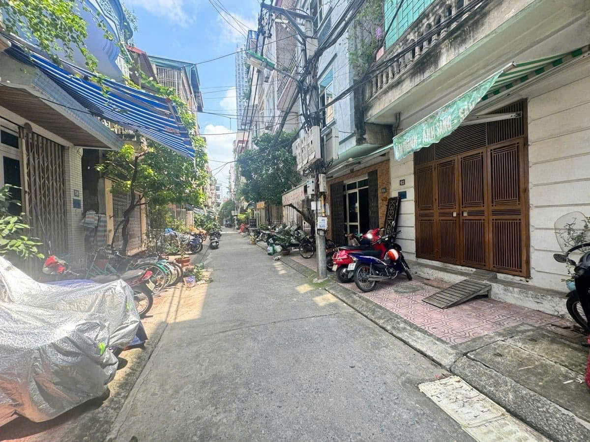 BÁN NHÀ TẬP THỂ CÔNG AN ĐA SỸ – 40M² – Ô TÔ ĐỖ CỬA – SỔ ĐỎ CHÍNH CHỦ