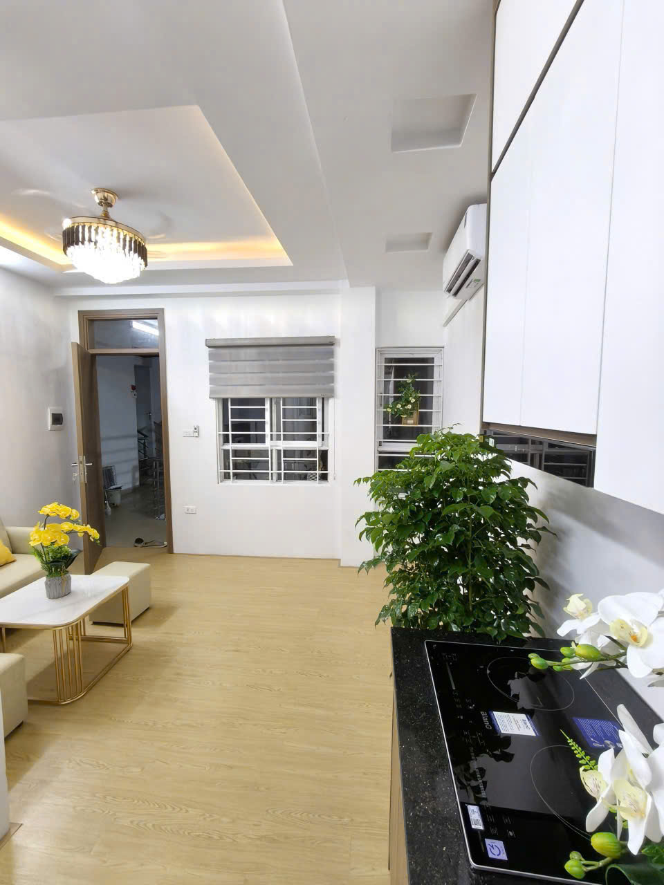 Căn ccmn Nguyễn Trãi- Ngã Tư Sở tầng 2, 52 m, 2 ngủ, 1 khách , 1 bếp.Tất cả các phòng đều có cửa sổ ban công thoáng.Khu vực trung tâm lõi Thanh Xuân Đống Đa phát triển cao. Nhà cách mặt phố 80 m, ngõ thông, rộng rãi, tiện ích đủ thứ