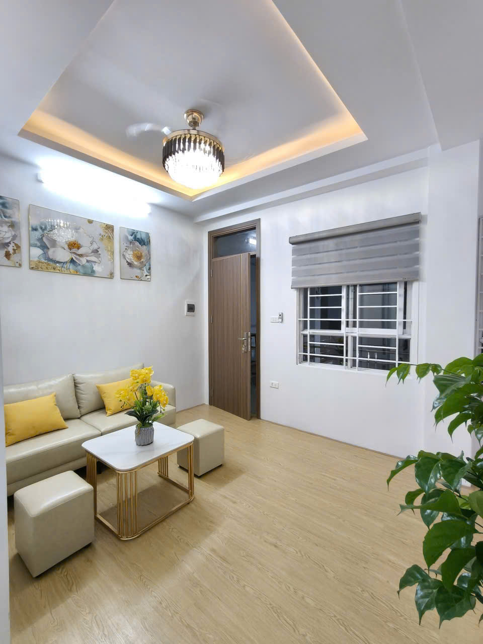 Căn ccmn Nguyễn Trãi- Ngã Tư Sở tầng 2, 52 m, 2 ngủ, 1 khách , 1 bếp.Tất cả các phòng đều có cửa sổ ban công thoáng.Khu vực trung tâm lõi Thanh Xuân Đống Đa phát triển cao. Nhà cách mặt phố 80 m, ngõ thông, rộng rãi, tiện ích đủ thứ