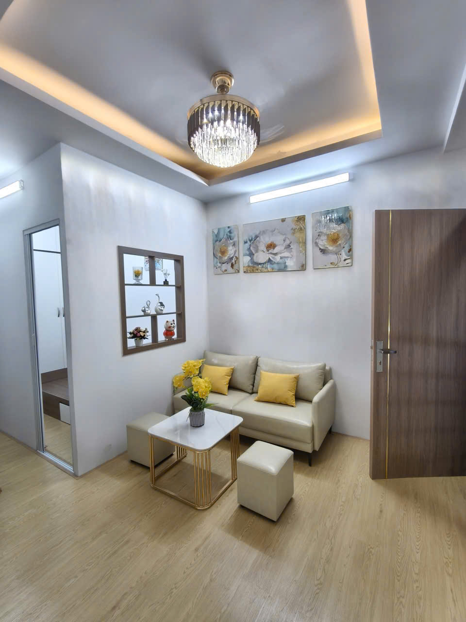 Căn ccmn Nguyễn Trãi- Ngã Tư Sở tầng 2, 52 m, 2 ngủ, 1 khách , 1 bếp.Tất cả các phòng đều có cửa sổ ban công thoáng.Khu vực trung tâm lõi Thanh Xuân Đống Đa phát triển cao. Nhà cách mặt phố 80 m, ngõ thông, rộng rãi, tiện ích đủ thứ