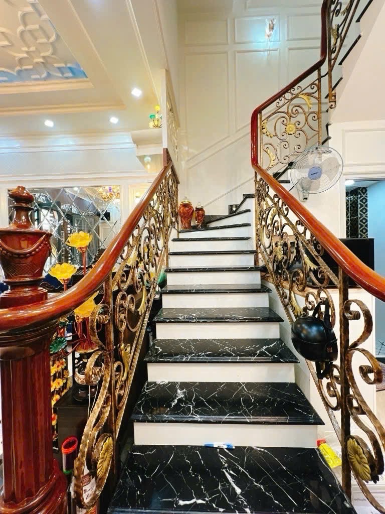 BÁN NHÀ- 5 TẦNG- BIỆT THỰ MI NI- XE HƠI THÔNG THOÁNG 2 ĐẦU- THÔNG RA VĨNH HỘI- KHÁNH HỘI- BẾN VÂN ĐỒN-ĐẾN TRƯỜNG ĐẠI HỌC NGUYỄN TẤT THÀNH.