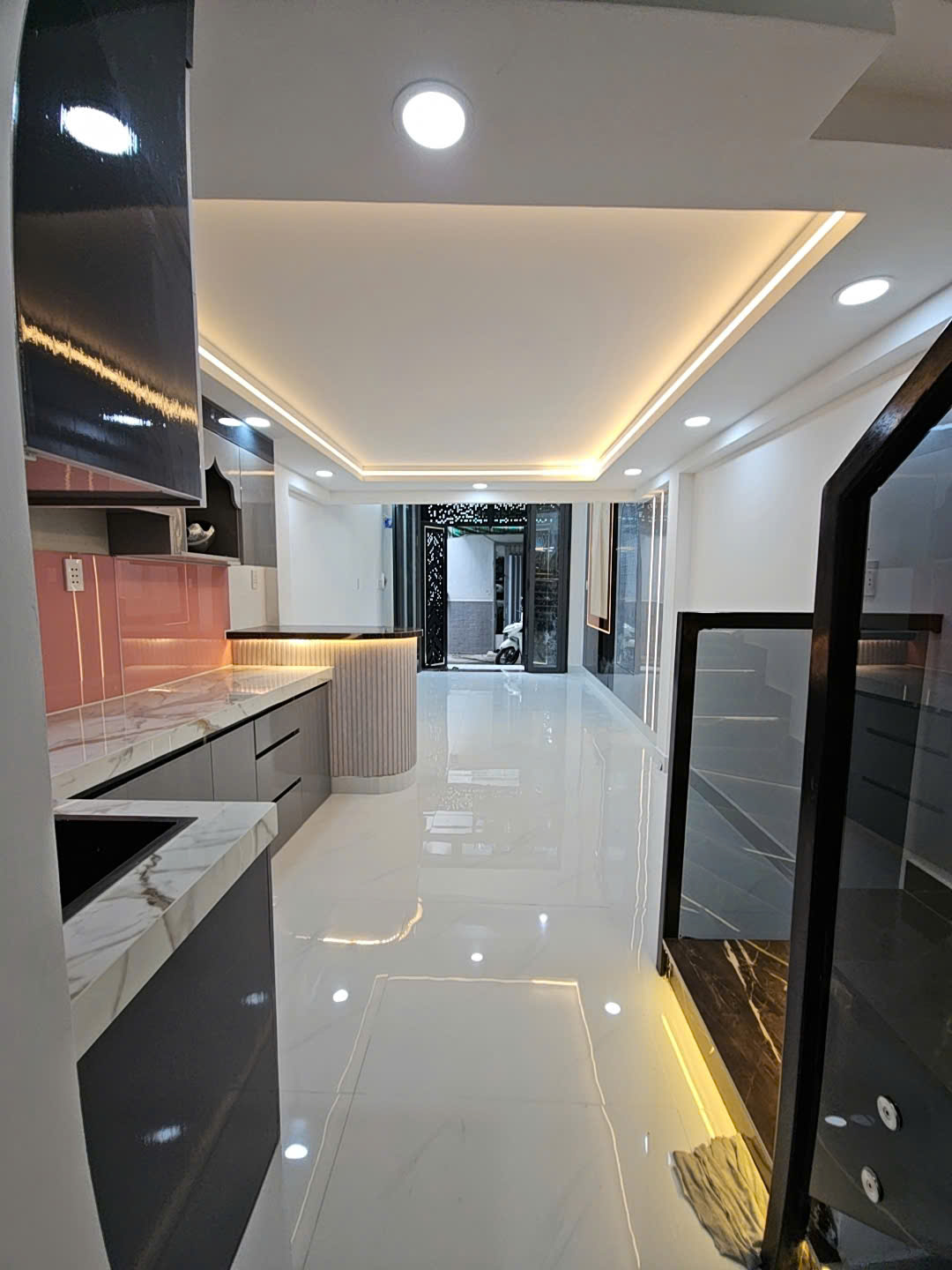 NHÀ MỚI Sát mặt tiền Q4 NGANG 3 DÀI 10 4T CÓ 4 TỎI Q4
