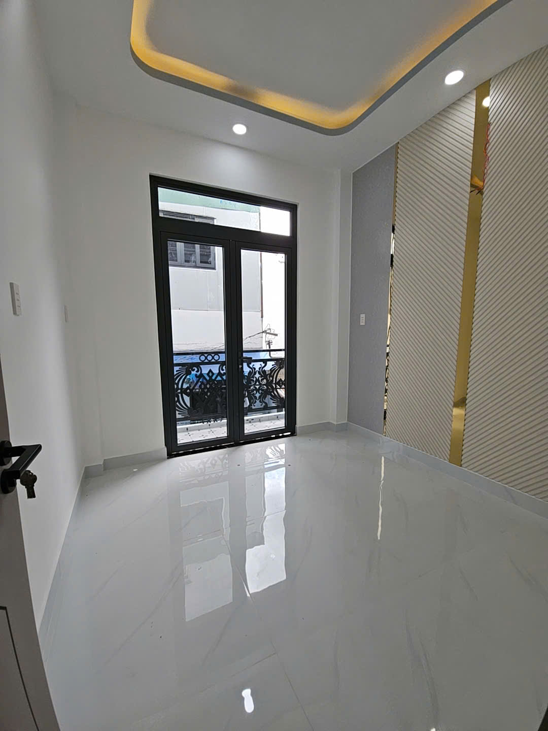NHÀ MỚI Sát mặt tiền Q4 NGANG 3 DÀI 10 4T CÓ 4 TỎI Q4