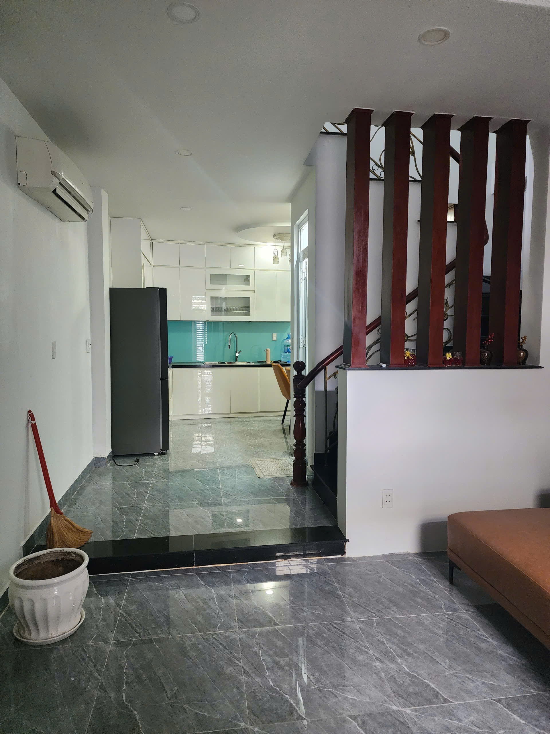 CÁCH 3 CĂN NHÀ MẶT TIỀN XE HƠI NGANG 4.6 X12 NHÀ ĐÚC BÊ TÔNG MỚI CÓ 5 TỎI XÍU TÂN HƯNG Q7
