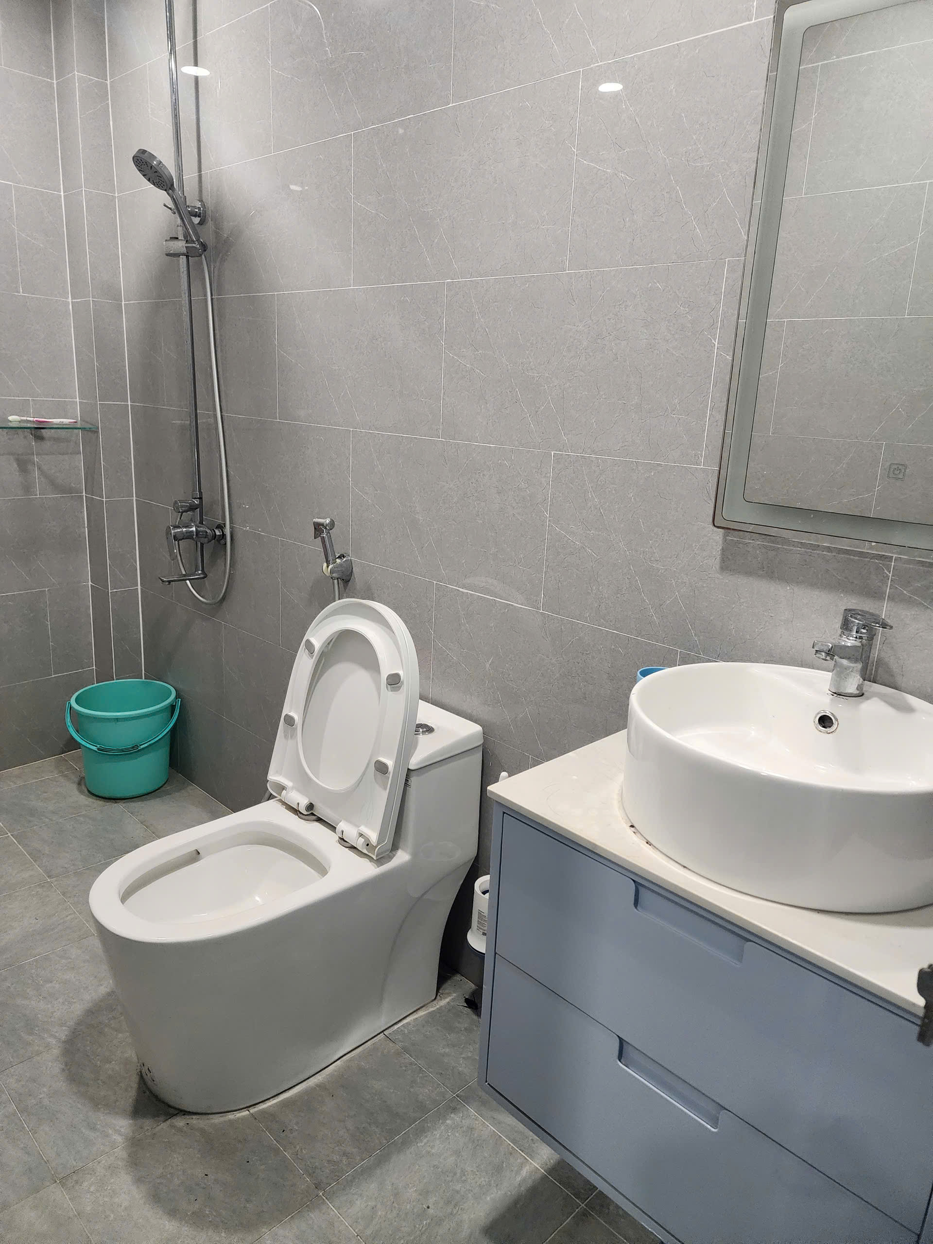CÁCH 3 CĂN NHÀ MẶT TIỀN XE HƠI NGANG 4.6 X12 NHÀ ĐÚC BÊ TÔNG MỚI CÓ 5 TỎI XÍU TÂN HƯNG Q7