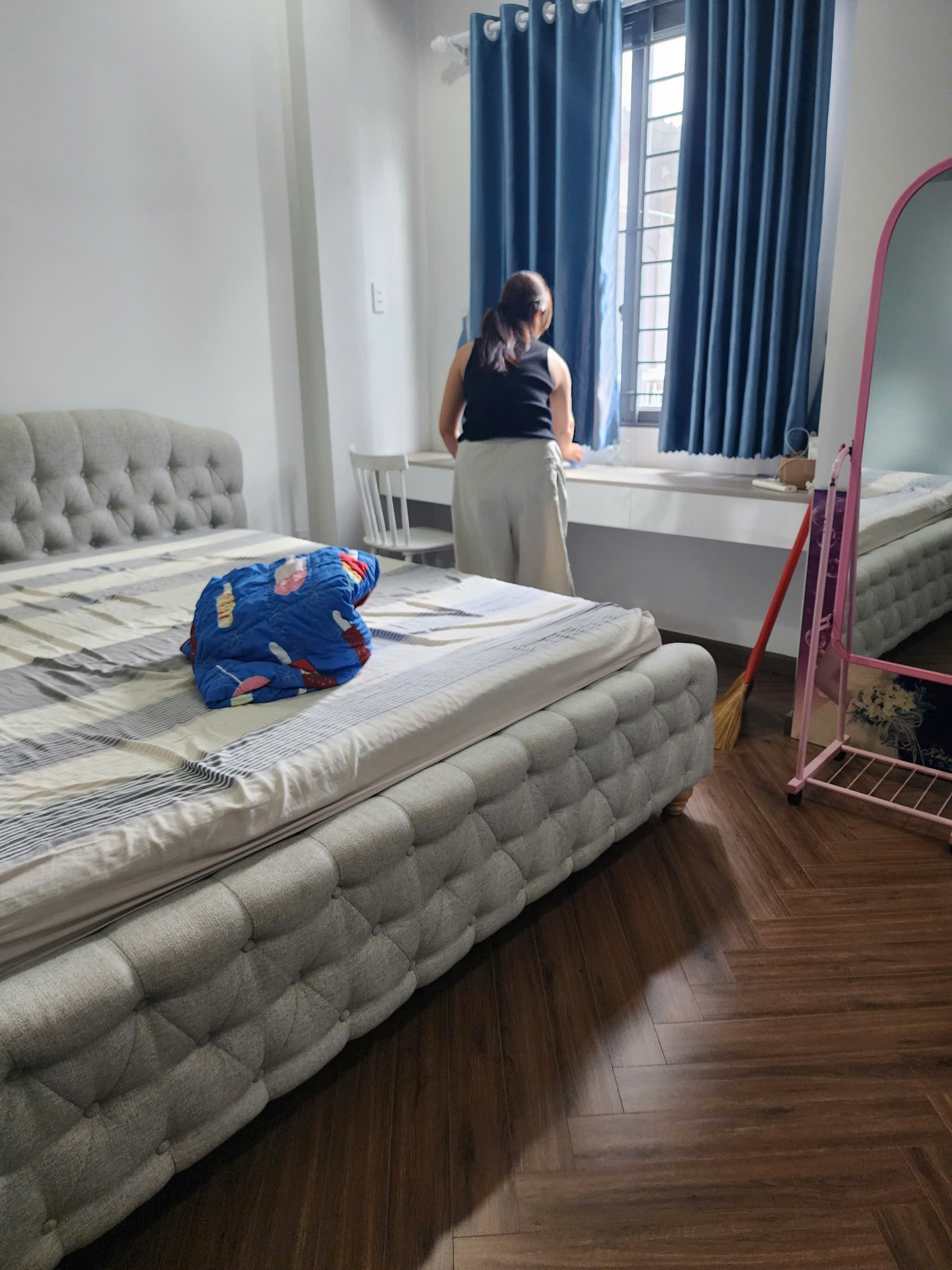 CÁCH 3 CĂN NHÀ MẶT TIỀN XE HƠI NGANG 4.6 X12 NHÀ ĐÚC BÊ TÔNG MỚI CÓ 5 TỎI XÍU TÂN HƯNG Q7