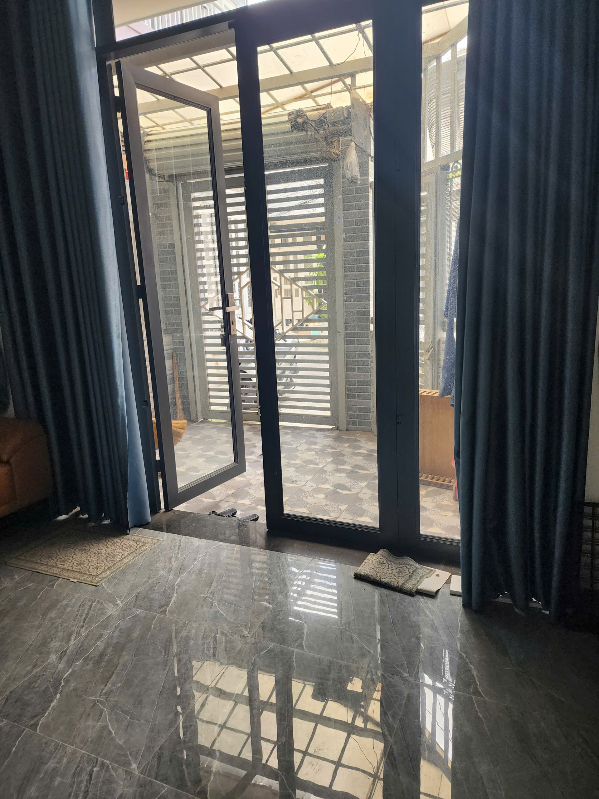 CÁCH 3 CĂN NHÀ MẶT TIỀN XE HƠI NGANG 4.6 X12 NHÀ ĐÚC BÊ TÔNG MỚI CÓ 5 TỎI XÍU TÂN HƯNG Q7