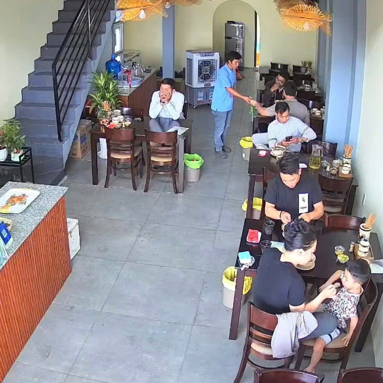 Quận 2 , Sang Gấp Quán Bún Bò , MB thuê rẻ 26 tr / tháng, MT Đường KDC Lakeview MT số 170 Song Hành , KDC sầm uất Tel : 0984430397 ( Chính chủ )