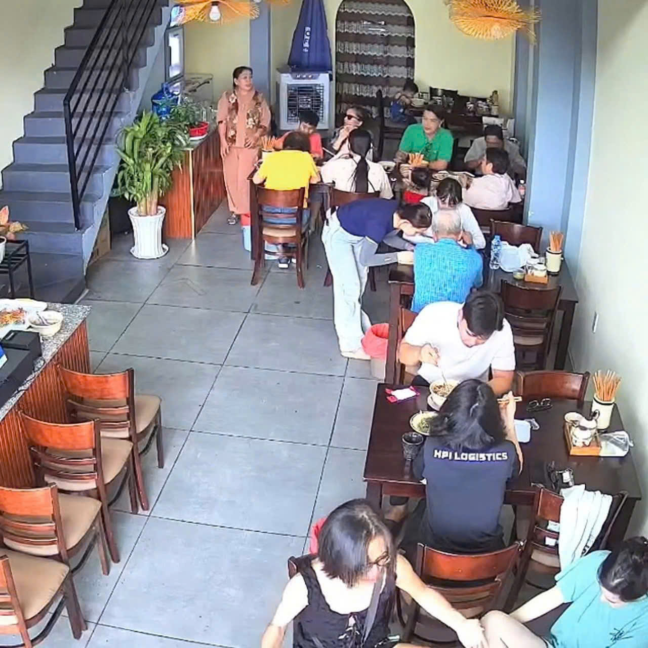 Quận 2 , Sang Gấp Quán Bún Bò , MB thuê rẻ 26 tr / tháng, MT Đường KDC Lakeview MT số 170 Song Hành , KDC sầm uất Tel : 0984430397 ( Chính chủ )
