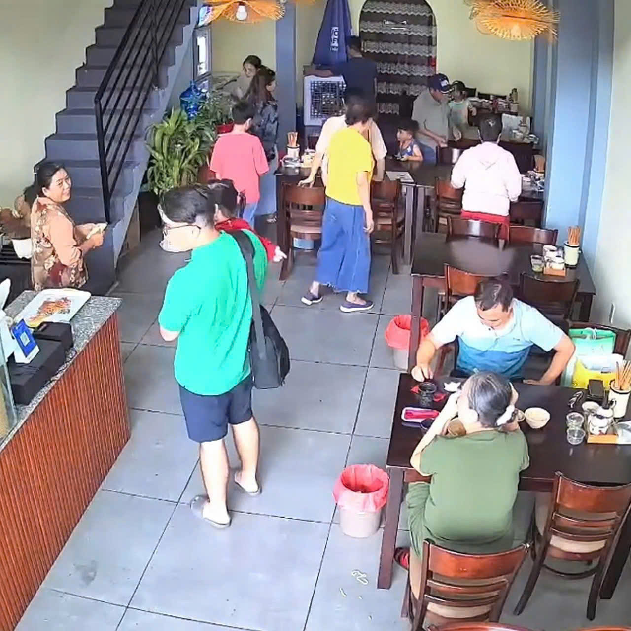 Quận 2 , Sang Gấp Quán Bún Bò , MB thuê rẻ 26 tr / tháng, MT Đường KDC Lakeview MT số 170 Song Hành , KDC sầm uất Tel : 0984430397 ( Chính chủ )