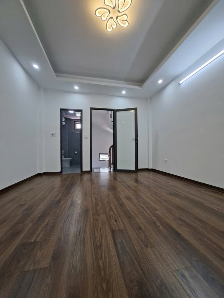 BÁN NHÀ BÁT KHỐI LONG BIÊN-MỚI TOANH-NGÕ OTO THÔNG-32M-NHỈNH 5 TỶ(TL)